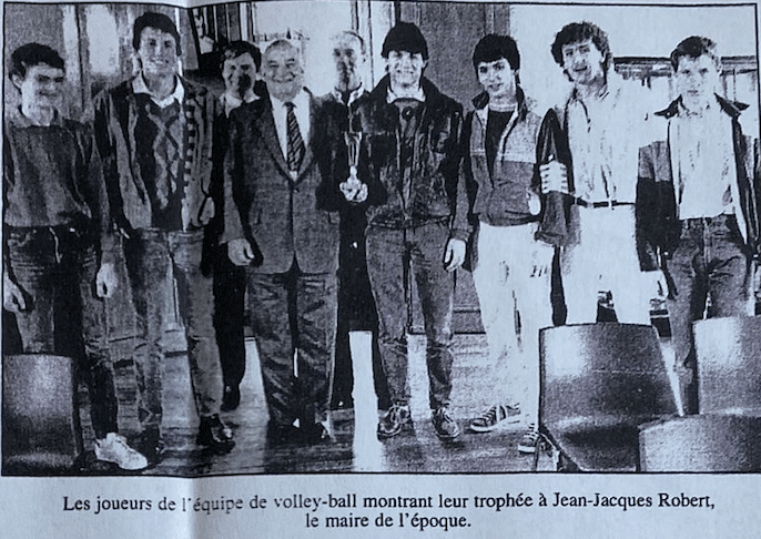 Les joueurs de l'équipe de volley-ball montrant leur trophée à Jean-Jacques Robert, le maire de l'épo